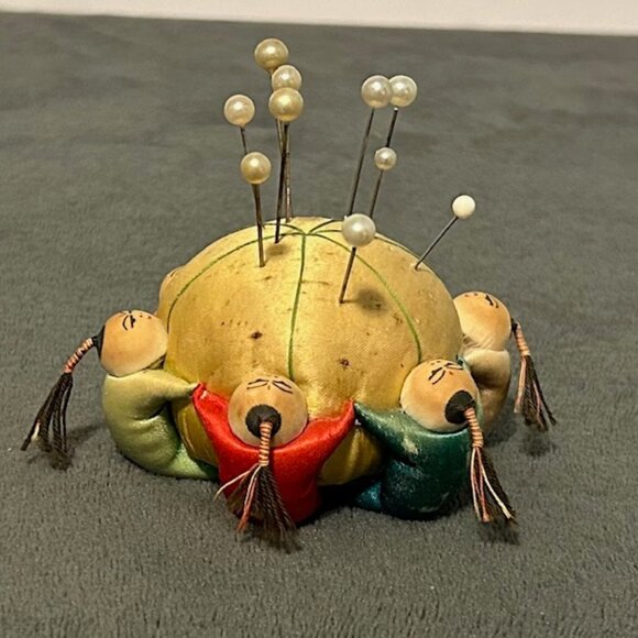 Vintage Chinese Silk Pin Cushion, 6 Children - Picture 3 of 9